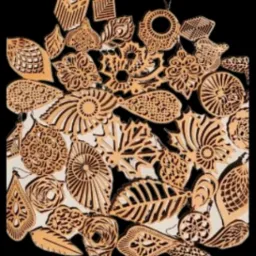 Precyzyjnie wycięte laserowo w sklejce, dekoracyjne elementy o różnych kształtach i wzorach, ułożone na czarnym tle. Subtelne detale i ażurowe motywy.