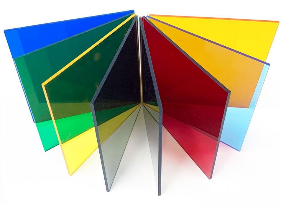 Paleta kolorowych płyt z pleksi, ułożonych wachlarzowo na białym tle. Widoczne odcienie: niebieski, zielony, żółty, czerwony i czarny. Precyzyjne cięcie laserowe.