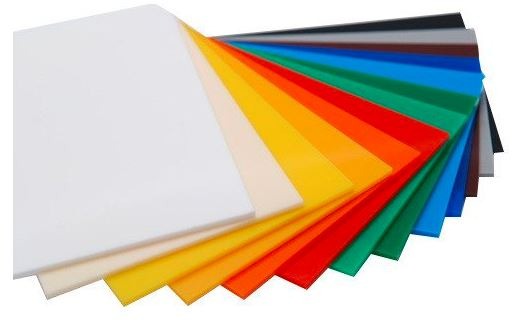 Paleta kolorowych płyt z pleksi, ułożonych wachlarzowo, prezentująca różnorodność materiałów do cięcia laserowego.