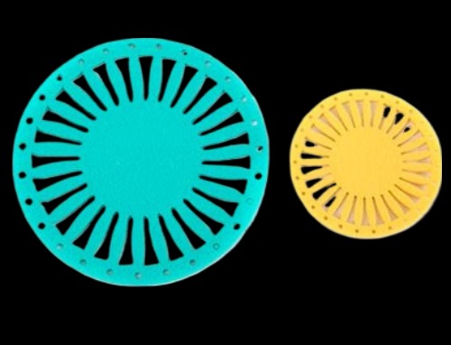 Dwa okrągłe, wycięte laserowo elementy filcowe: turkusowy z otworami na obwodzie i żółty, oba z radialnymi nacięciami na czarnym tle.