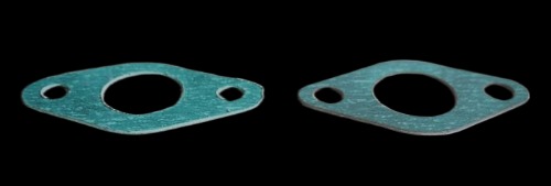 Dwie precyzyjnie wycięte uszczelki z tworzywa o specyficznym kształcie, leżące na czarnym tle. Widoczne otwory montażowe i charakterystyczna tekstura materiału.
