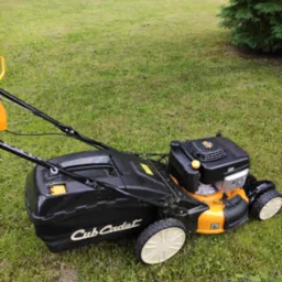 Trawnik 200 M2. Zlecenie obejmowało skoszenie bez wyrównywania terenu.