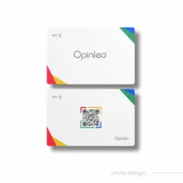 Dwie wizytówki z logo i kodem QR na białym tle. Kolorowe akcenty w rogach (czerwony, żółty, zielony, niebieski). Widoczne oznaczenie NFC. Minimalistyczny design.