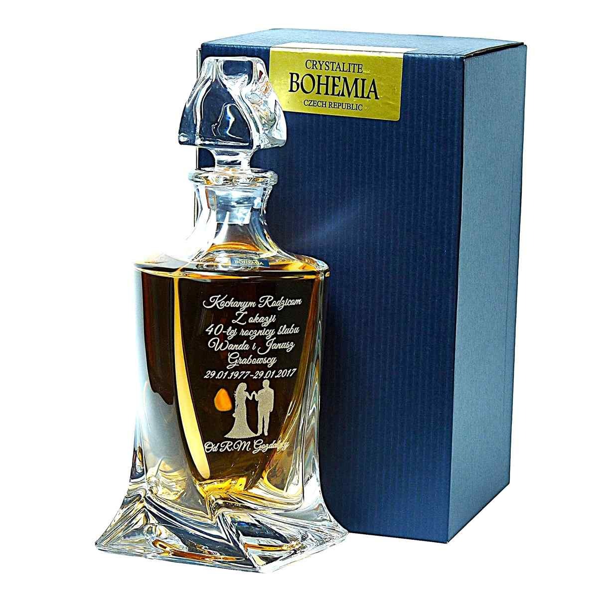 Karafka Bohemia z grawerem dedykacji na 40 rocznicę ślubu, zapakowana w eleganckie, granatowe pudełko. Prezent dla rodziców z okazji rocznicy.