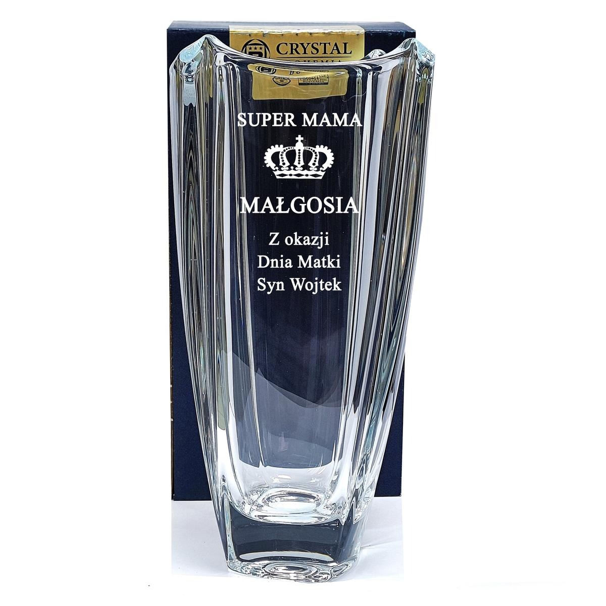 Kryształowy wazon z grawerem 'Super Mama', koroną i imieniem 'Małgosia'. Prezent na Dzień Matki od syna Wojtka, na tle opakowania Crystal.