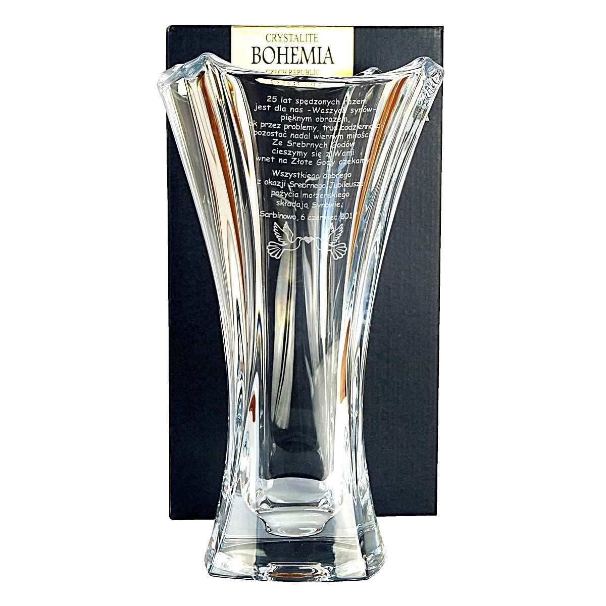 Kryształowy wazon Bohemia z grawerem dedykacji na Srebrne Gody, na tle czarnego pudełka. Elegancki prezent rocznicowy z osobistą dedykacją.