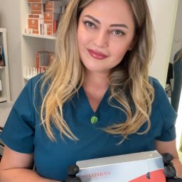 Biorewitalizacja Vitaran to innowacyjny zabieg odmładzający, oparty na najnowszej generacji polinukleotydów, które intensywnie regenerują, nawilżają i odbudowują skórę od wewnątrz. 