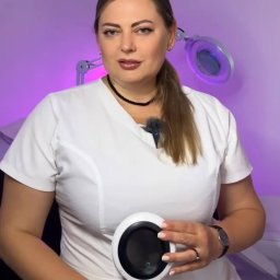 Wizyta dermokosmetologiczna z dermatoskopią to kompleksowa konsultacja łącząca wiedzę z zakresu dermatologii i kosmetologii, skierowana do osób z problemami skórnymi lub chcących zadbać o zdrowy wygląd cery.