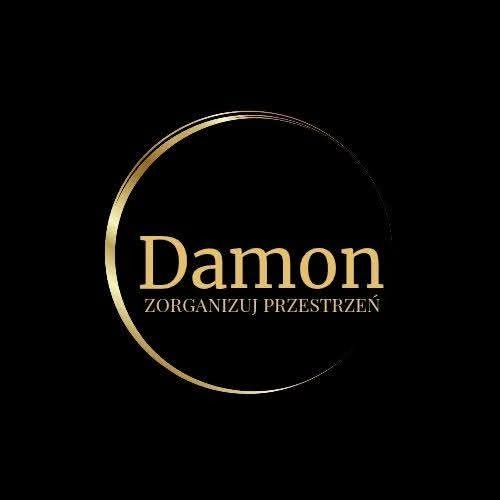 Eleganckie logo firmy 'Damon' w złotym kolorze na czarnym tle. Napis 'Zorganizuj Przestrzeń' pod nazwą firmy, całość w okręgu.
