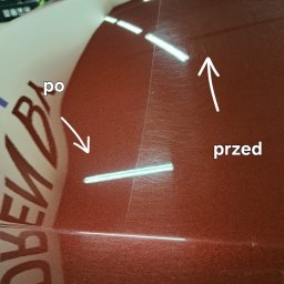 Janek Nowrocki - Lakier samochodu w kolorze bordo, z widoczną różnicą przed i po polerowaniu. Po lewej stronie lakier po polerowaniu, po prawej zarysowania.