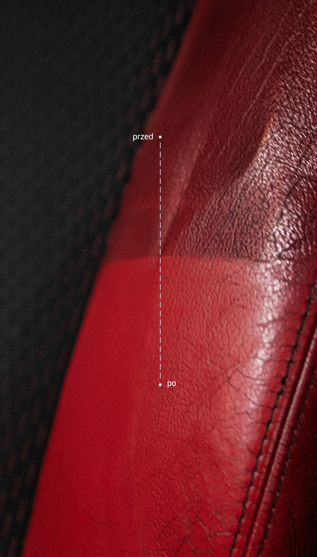 Czerwona skórzana tapicerka samochodowa w zbliżeniu, podzielona pionową linią: górna część 'przed' czyszczeniem, dolna 'po', ukazująca różnicę w wyglądzie.
