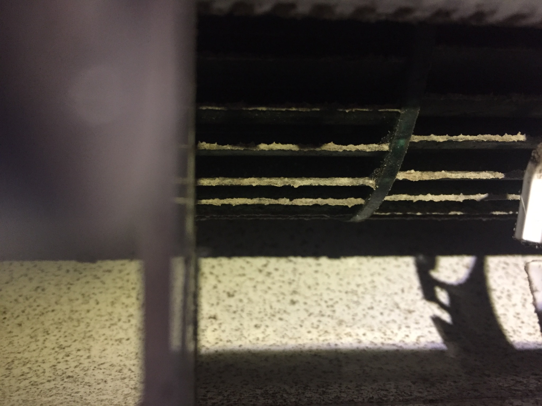 Brudny wentylator klimatyzacji ściennej w domu.