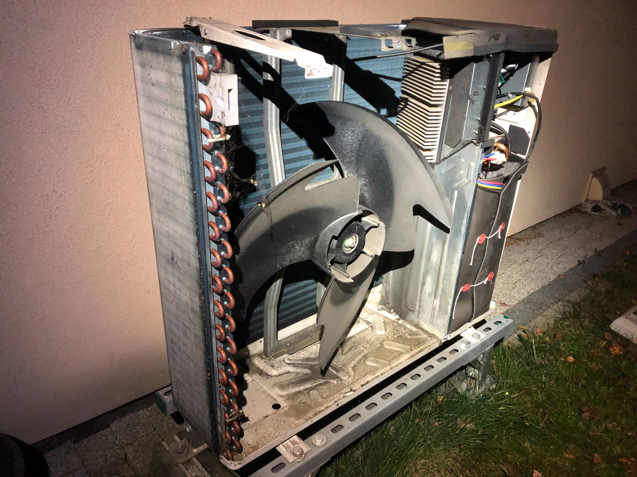 Otwarta obudowa klimatyzatora z wentylatorem i miedzianymi rurkami w Turzy Śląskiej. Widoczne elementy wewnętrzne urządzenia podczas serwisu.