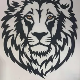 Czarna, metalowa dekoracja ścienna: głowa lwa z żółtymi oczami, umieszczona nad niebieskimi segregatorami. Wykonanie CNC.