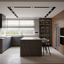 ADRIANNA NOWOGÓRSKA NWG DESIGN - Nowoczesna kuchnia z wyspą i barkiem. Szare szafki z ciemnym wzorem, drewniane wykończenia, szklana witryna z kieliszkami. Minimalistyczne oświetlenie sufitowe.