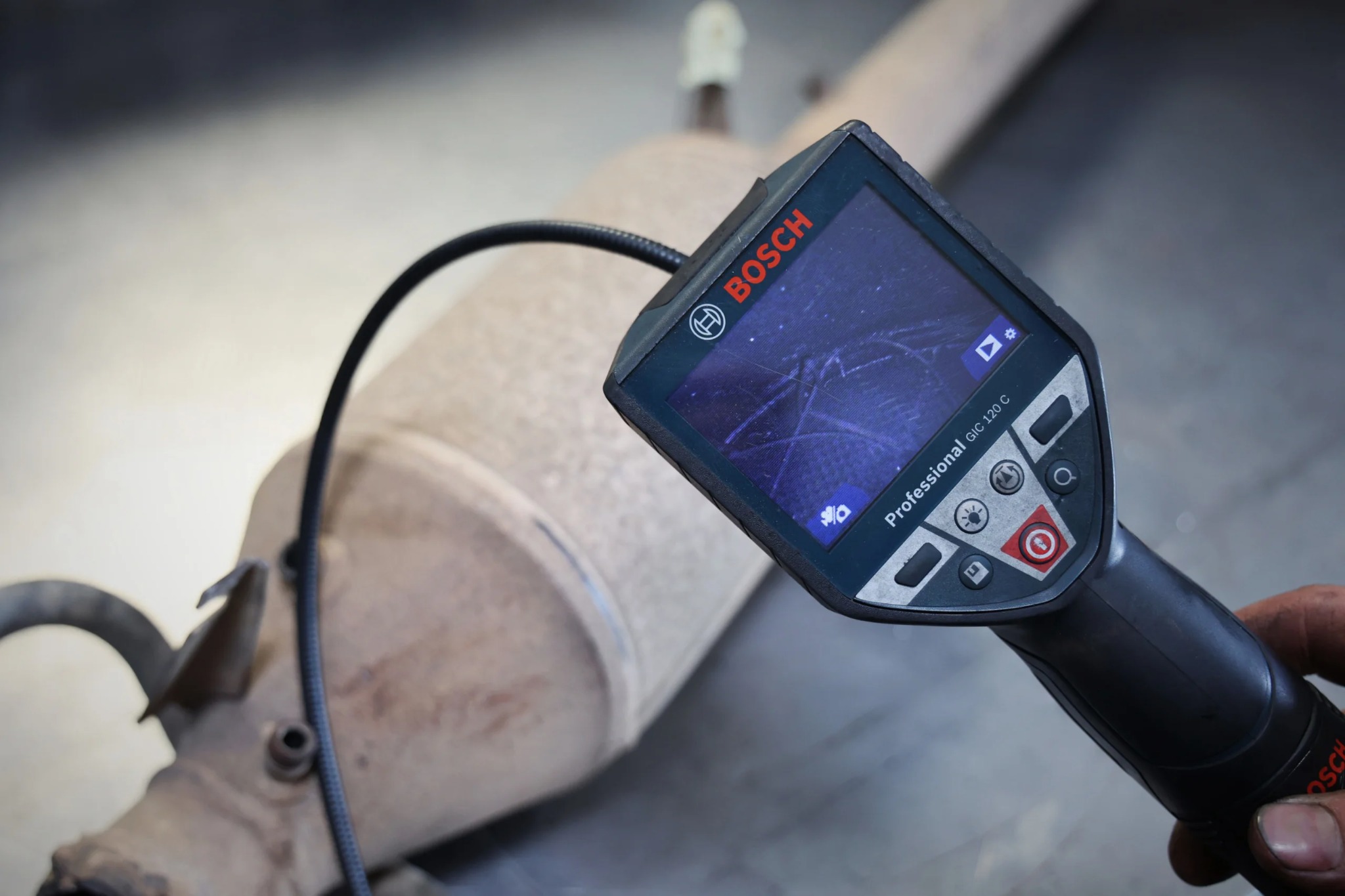 Katalizator samochodowy sprawdzany endoskopem Bosch GIC 120 C. Diagnostyka stanu technicznego podzespołów pojazdu. Kontrola katalizatora.