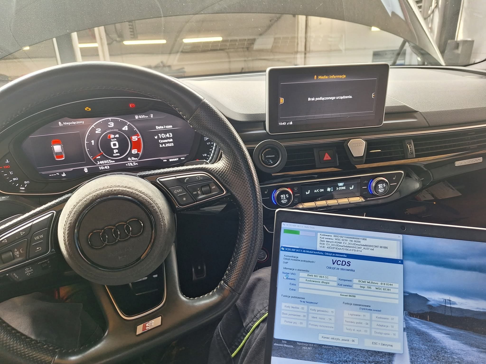 Diagnostyka Audi S4 z użyciem laptopa i oprogramowania VCDS. Widoczny kokpit, kierownica z logo S4 i ekran z informacjami o błędach. Otwarta maska w tle.