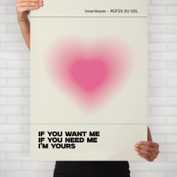 Michał Matejko - Agencja Kreatywna Matejko - Osoba trzyma plakat z rozmytym różowym sercem i napisem 'Innerbloom - RÜFÜS DU SOL. If you want me, if you need me, I'm yours' na tle białej ceglanej ściany.