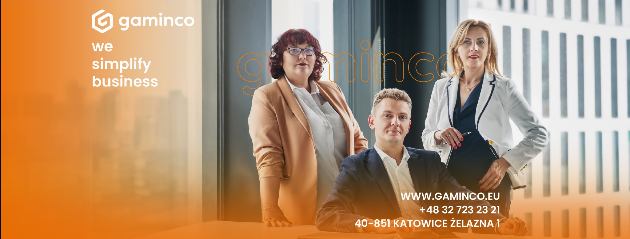 Zespół firmy Gaminco z Katowic, oferującej usługi dla biznesu. Trzy osoby w eleganckich strojach, uśmiechnięte, na tle biura. Logo firmy widoczne w tle.
