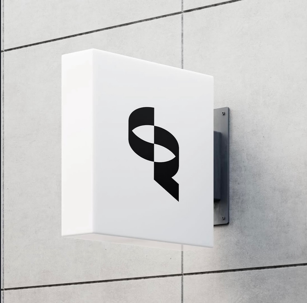 Kwadratowy szyld z czarnym, abstrakcyjnym logo na białym tle, zamontowany na szarej, kafelkowej ścianie. Minimalistyczny design.