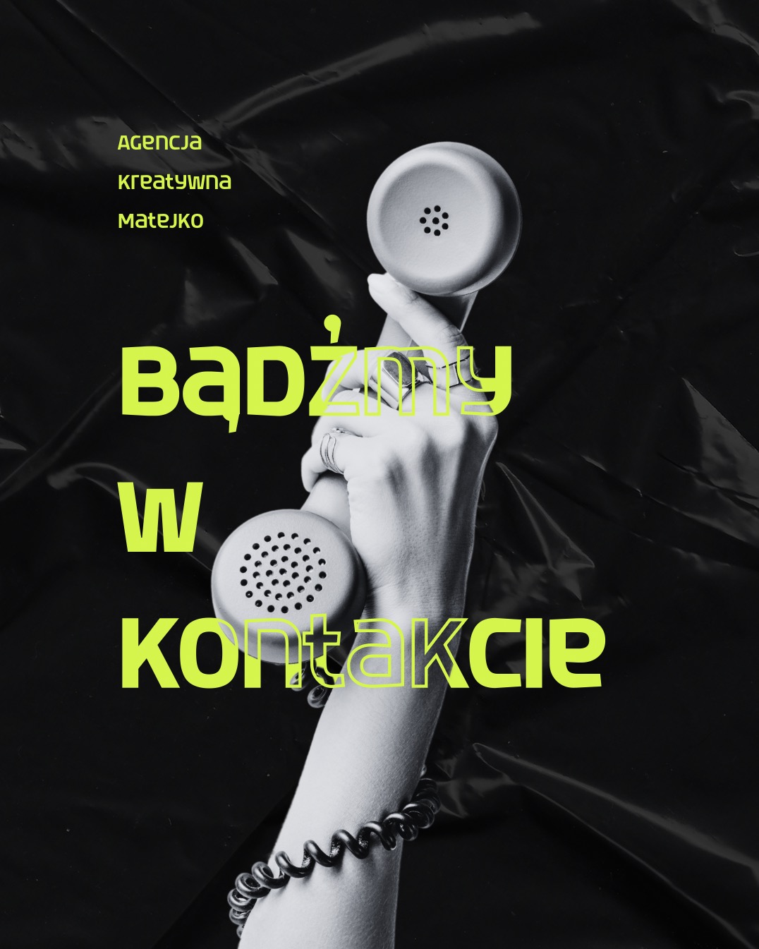 Kreatywny plakat agencji Matejko: dłoń trzyma słuchawkę retro na tle czarnej folii, z neonowym napisem 'Bądźmy w kontakcie'. Nietypowe ujęcie, nowoczesny design.