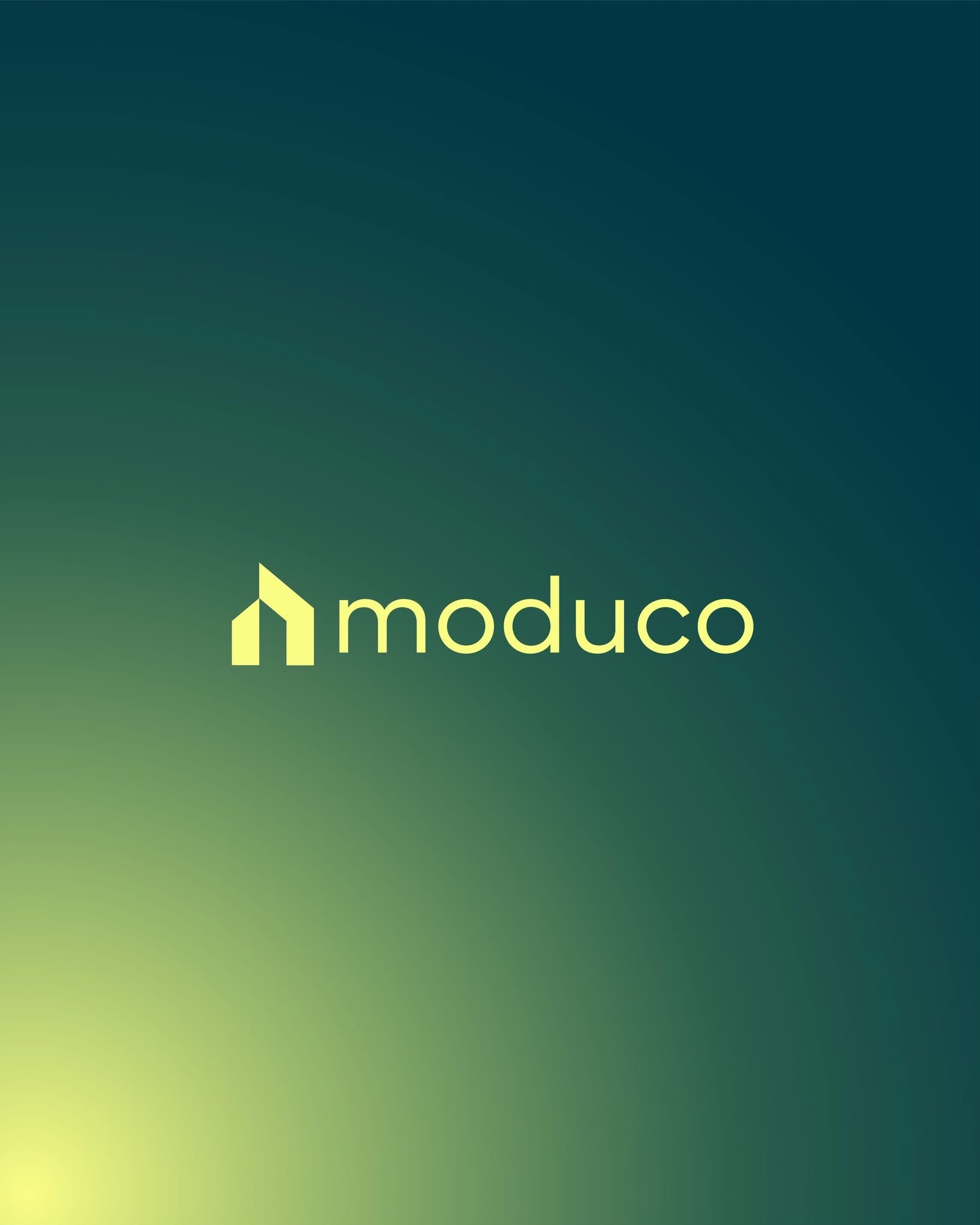 Żółte logo firmy Moduco na gradientowym tle w odcieniach zieleni i żółci. Sygnet przedstawia uproszczony kształt domu z charakterystycznym spiczastym dachem.
