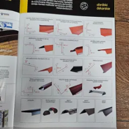 Katalog obróbek blacharskich: obróbki ścian, kominów, wiatrownice, pasy nadrynnowe, listwy, gąsiory, śniegołapy. Schematy z wymiarami i oznaczeniem koloru.