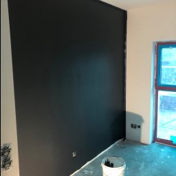 Czarna farba na scianie