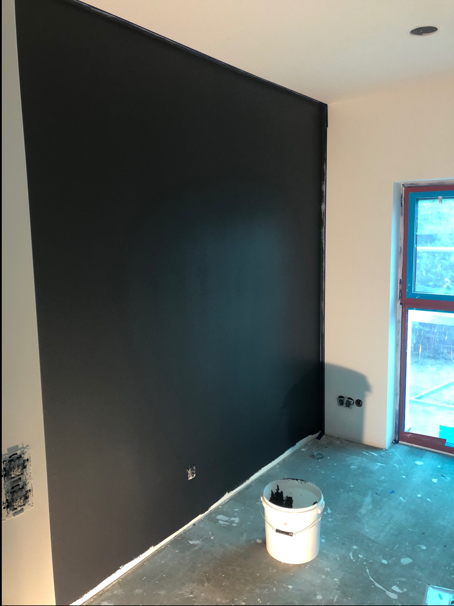 Czarna farba na scianie