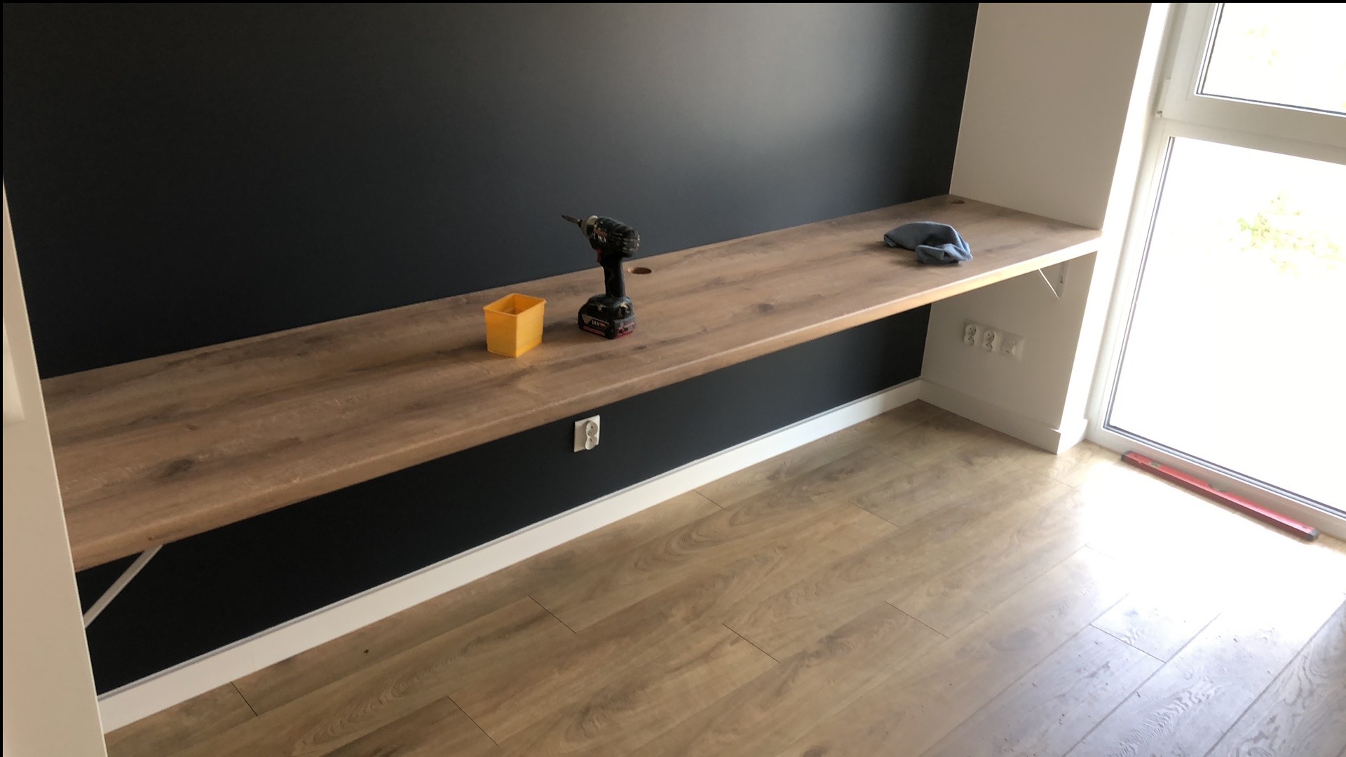 Montaż biurka bez nóżek