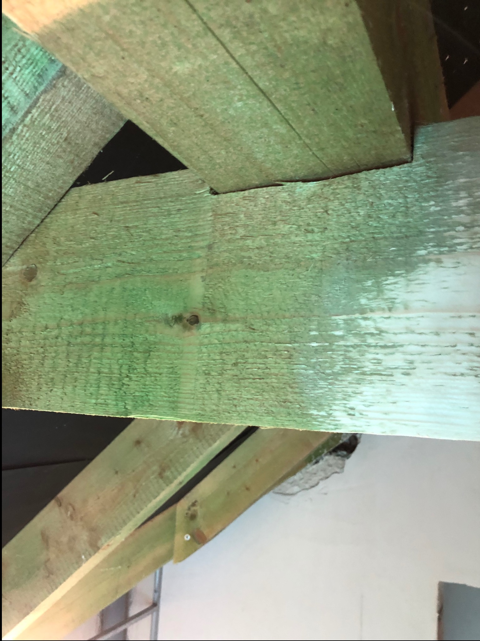 Szlifowanie belek na poddaszu