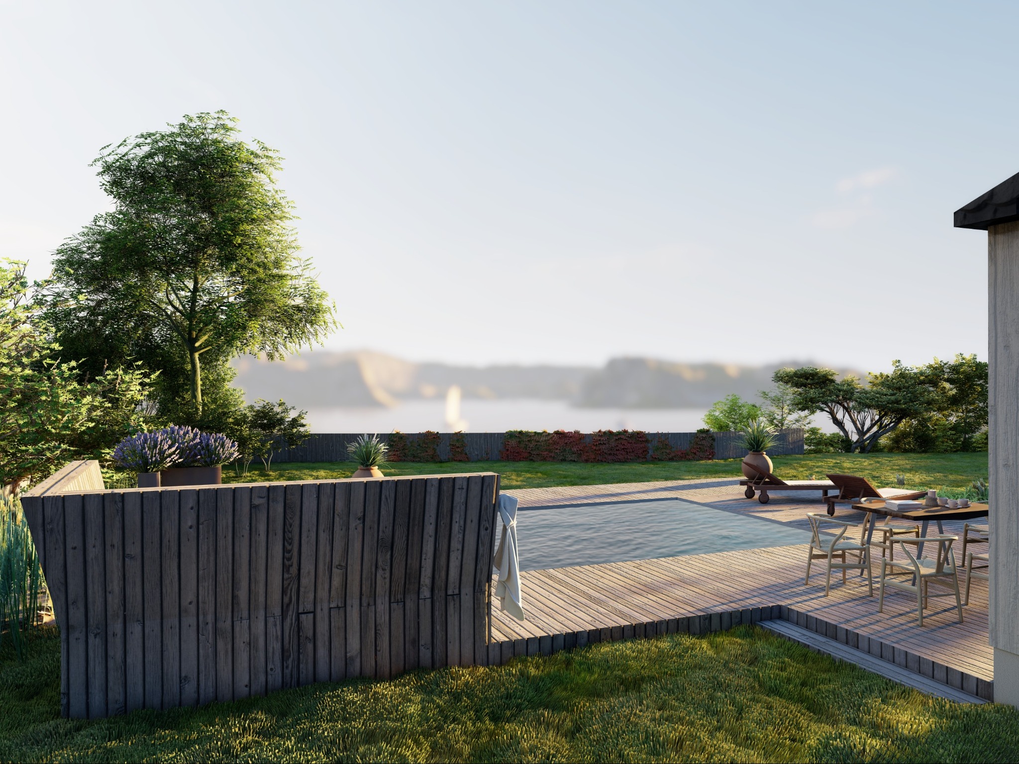 Nowoczesny ogród z basenem i drewnianym tarasem, widok na jezioro. Drewniane ogrodzenie, leżaki i stół z krzesłami tworzą relaksującą przestrzeń.