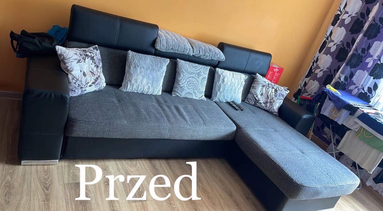 Zdjęcie szarej, narożnej kanapy z poduszkami na tle pomarańczowej ściany i zasłon w kwiaty. Widoczny napis 'Przed', sugerujący stan przed czyszczeniem.