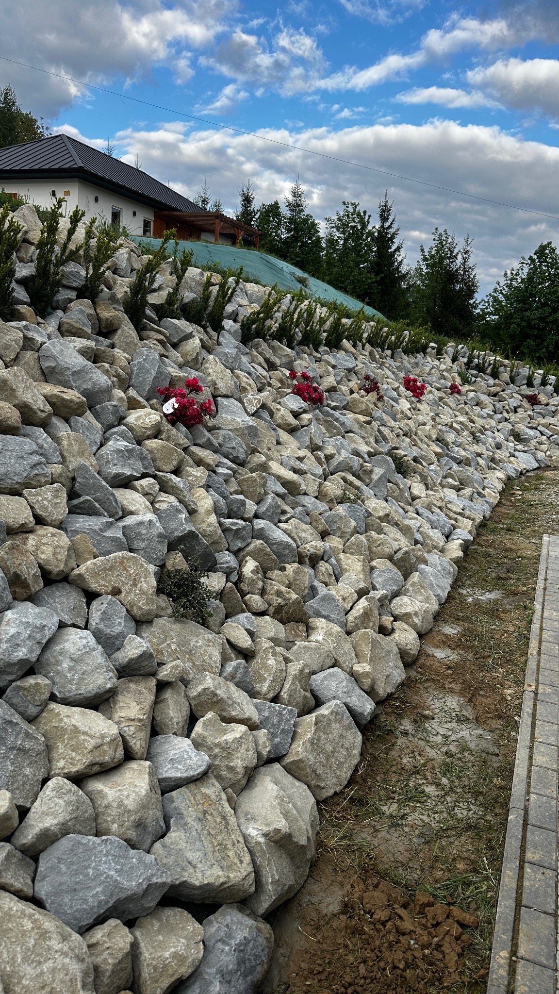 Układanie kamienia skarpowego