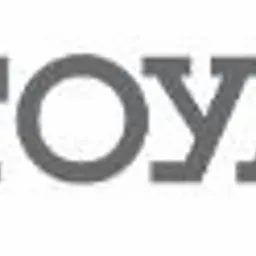 Szare logo TOYA na białym tle, z pomarańczową kropką po lewej stronie. Prosty, nowoczesny krój pisma.