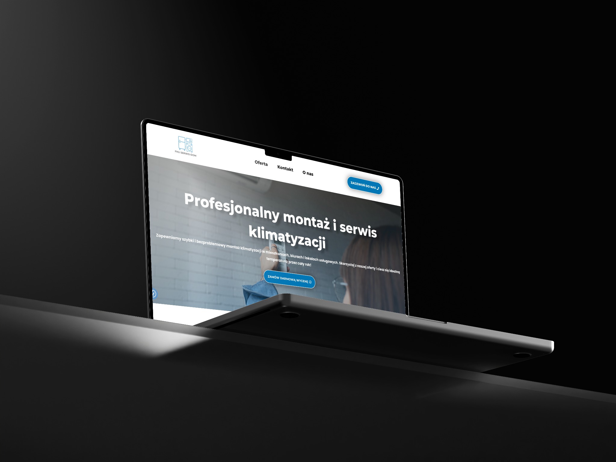 Laptop z wyświetloną stroną internetową firmy oferującej montaż i serwis klimatyzacji. Ciemne tło, widoczne menu strony i hasło reklamowe.