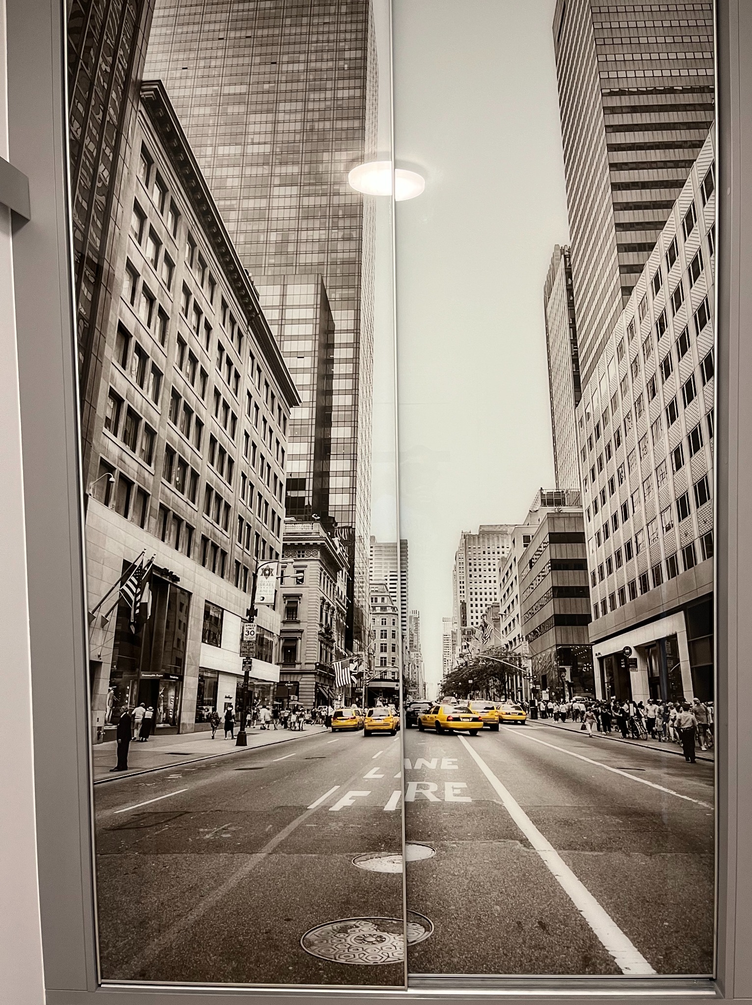 Szafa przesuwna z fototapetą: czarno-biała panorama miejska z żółtymi taksówkami w perspektywie ulicy. Nowoczesny design w neutralnej kolorystyce.