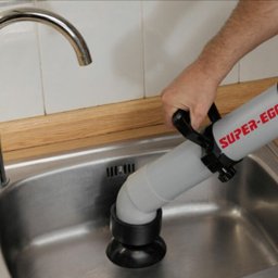 Udrażnianie zatkanych odpływów.