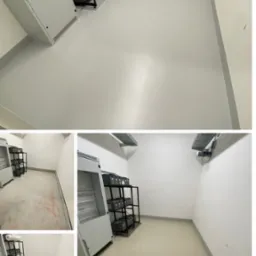 Zdjęcie przedstawia proces renowacji podłogi w pomieszczeniu technicznym, ukazując stan przed i po nałożeniu jasnoszarej, błyszczącej powłoki epoksydowej.