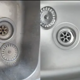 Zlewozmywak stalowy: po lewej stronie brudny, po prawej lśniący po czyszczeniu. Widoczne sitko i odpływ przed i po zabiegu.