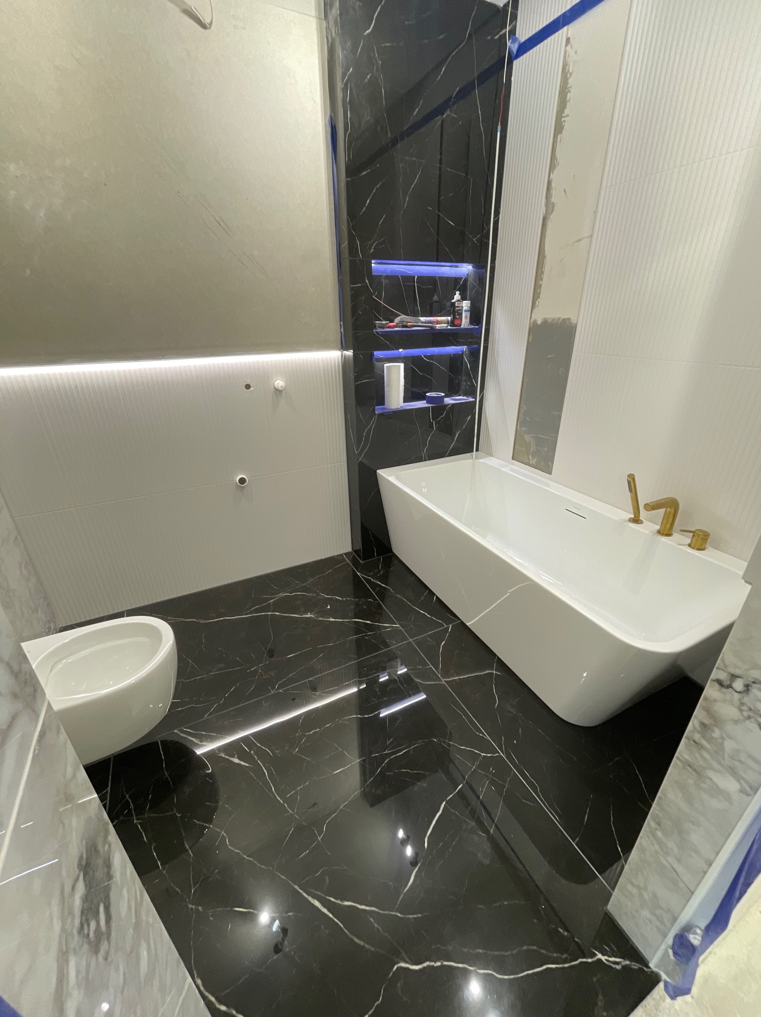 Realizacja łazienki bez mebli i luster