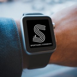 Katarzyna Janek - Smartwatch na nadgarstku prezentuje logo 'Sportowiec Codzienny' w formie stylizowanej litery S z biegnącą postacią, na czarnym tle.