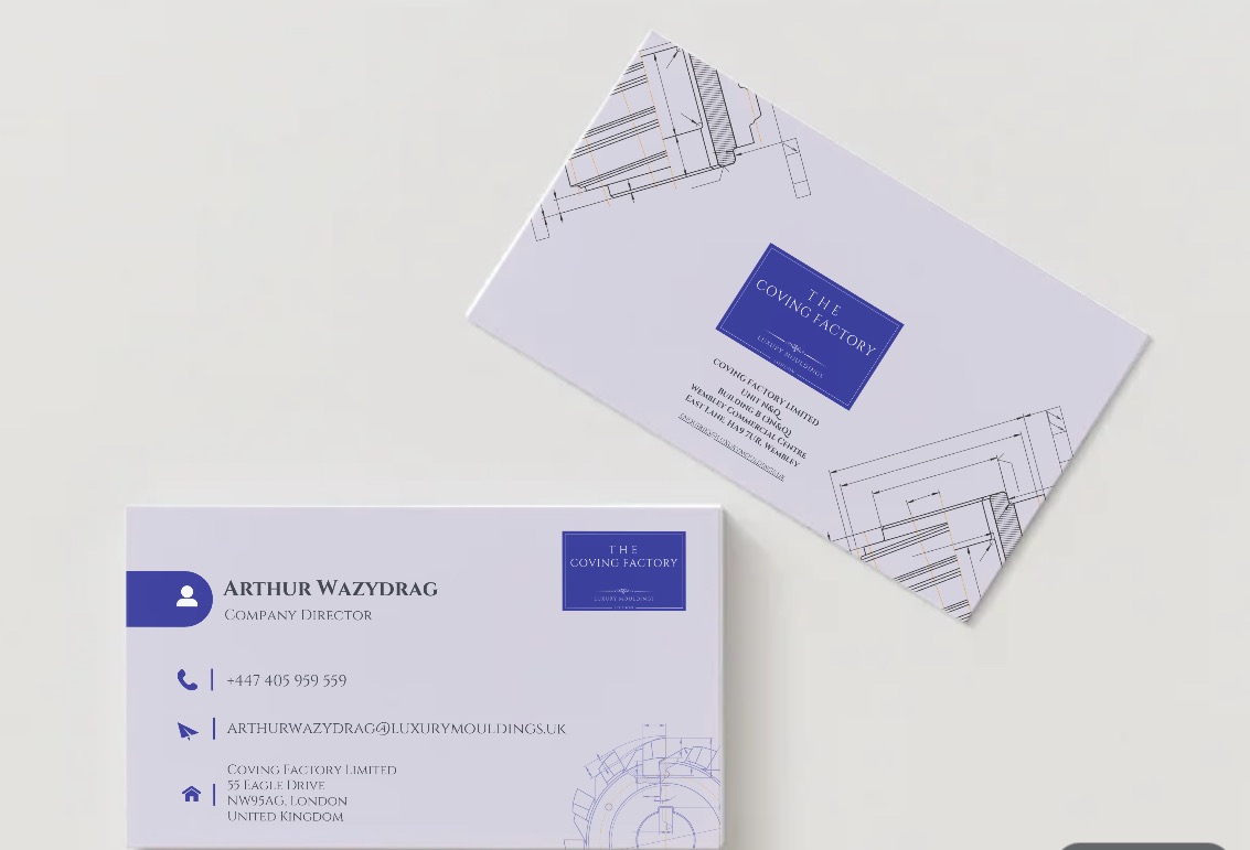 Dwie wizytówki firmy The Coving Factory z niebieskim logo i technicznymi rysunkami. Jedna leży płasko, druga pod kątem, eksponując detale projektu.