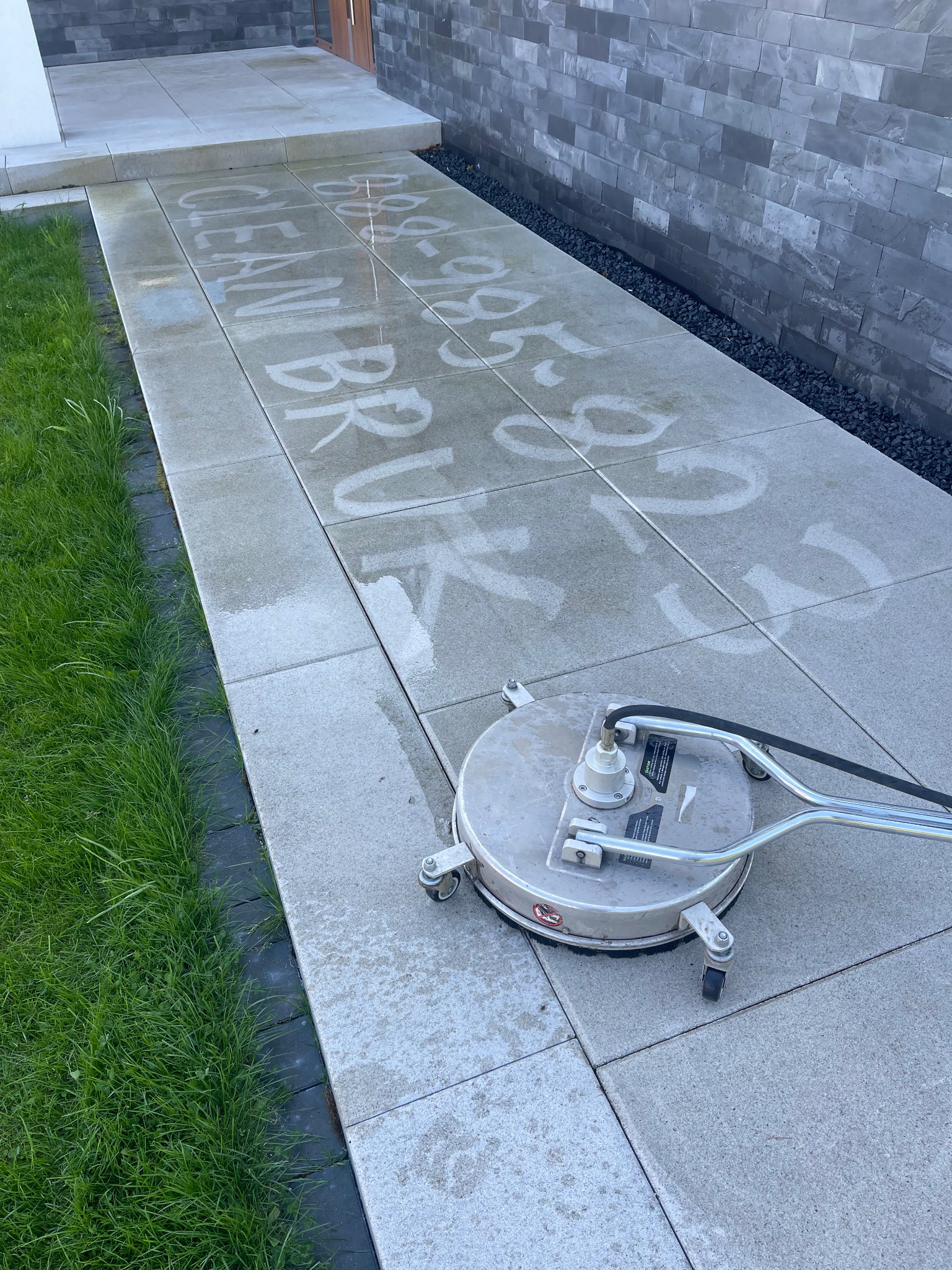 Czyszczenie kostki brukowej w Gdyni za pomocą specjalistycznej myjki ciśnieniowej. Widoczne ślady po czyszczeniu i numer telefonu.