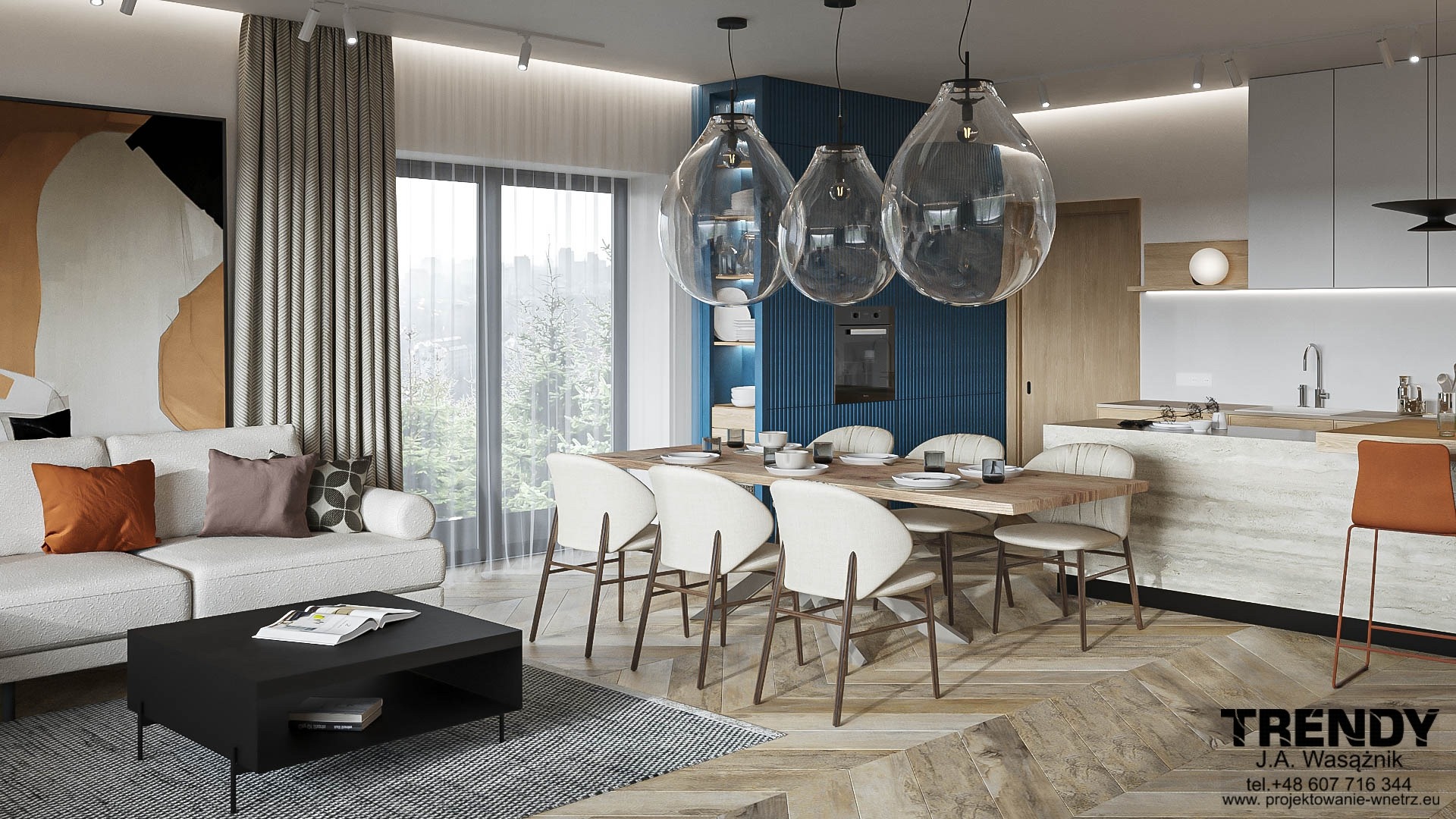 Jasne wnętrze z drewnianą podłogą w jodełkę. Stół z krzesłami, sofa z poduszkami, abstrakcyjny obraz i designerskie lampy wiszące. Widok na zieleń za oknem.