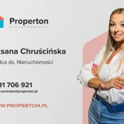 Roksana Chruścińska, doradca ds. nieruchomości Properton, uśmiechnięta, w białej koszuli, z numerem telefonu i adresem strony internetowej.