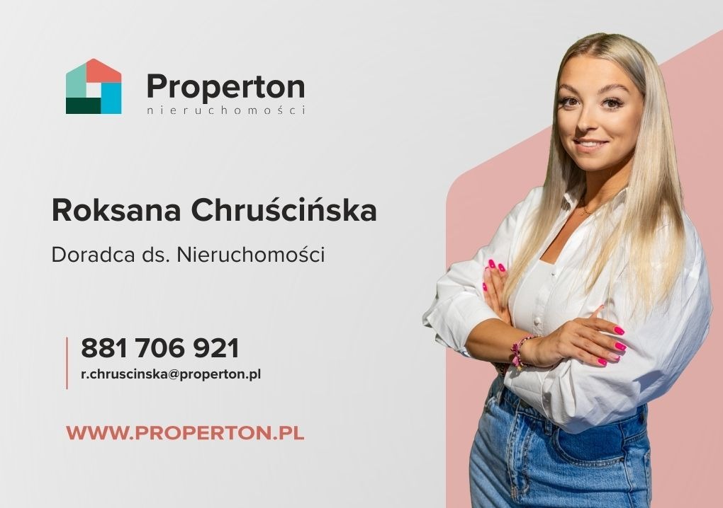 Roksana Chruścińska, doradca ds. nieruchomości Properton, uśmiechnięta, w białej koszuli, z numerem telefonu i adresem strony internetowej.
