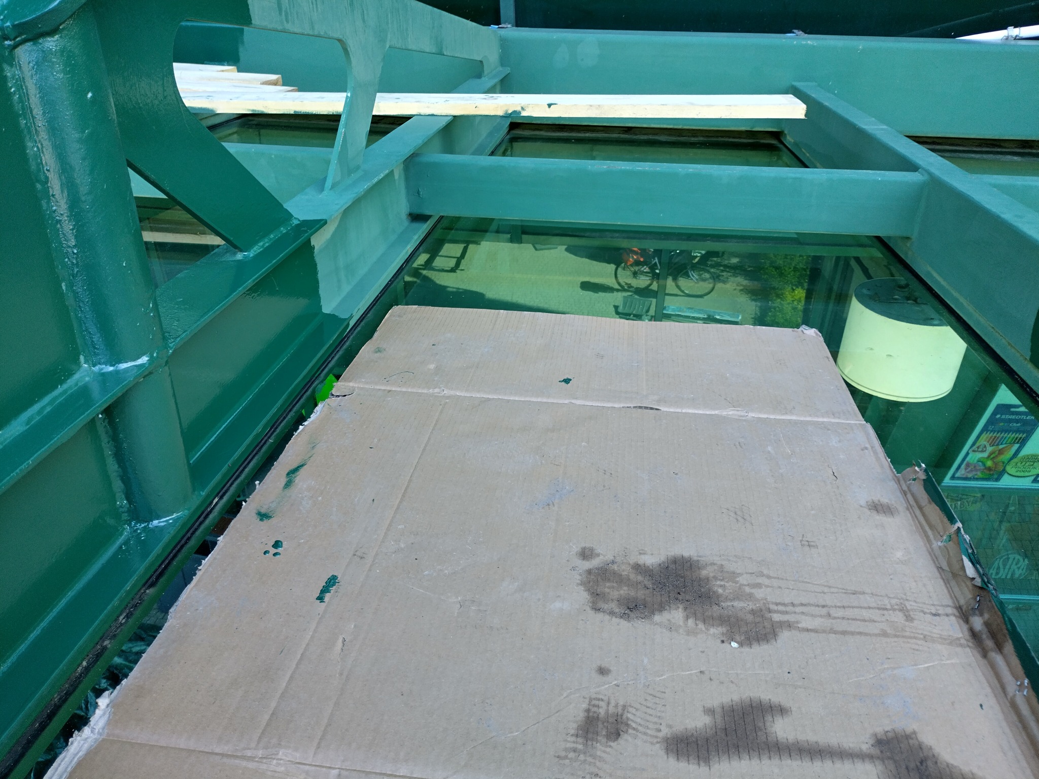 Malowanie konstrukcji metalowej nad wejściem galeri Zielonej