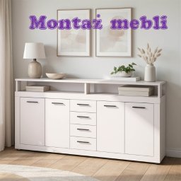 Majster Kazik - Biała komoda z szufladami i szafkami, minimalistyczny design, dekoracje na blacie, jasne wnętrze, drewniana podłoga, nowoczesny styl.