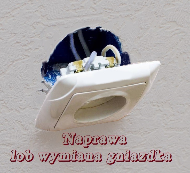 Niedokończona wymiana gniazdka elektrycznego. Widoczne przewody i puszka w ścianie. Biała obudowa gniazdka częściowo zamontowana na tle ściany.